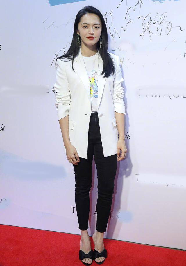 脸部 闫妮与姚晨同框出镜，穿橘色西服套装衬肤色蜡黄，脸部浮肿太显龄