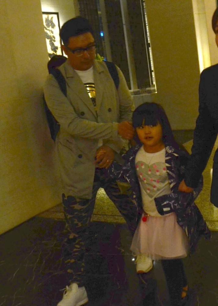 王岳伦 王岳伦和女友出行挺高调，穿针织衫配运动裤，有中年休闲感了