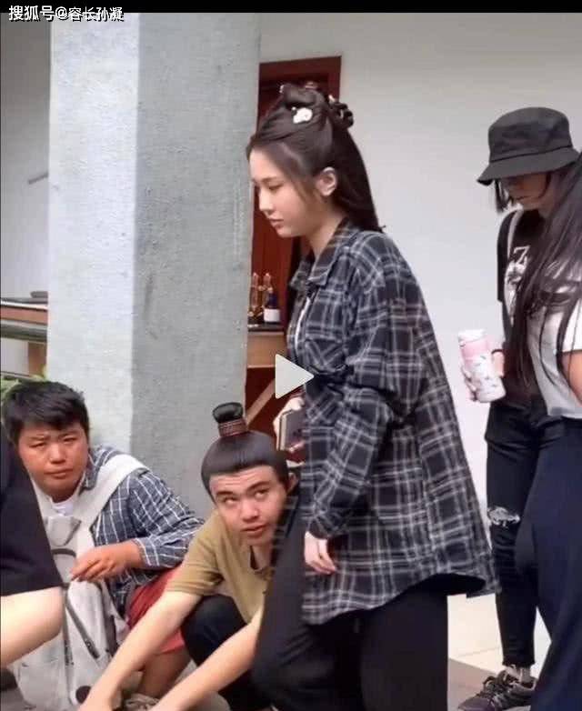 《有翡》路透曝光,王一博变黑眉头紧缩,张慧雯脸变圆明显发福!