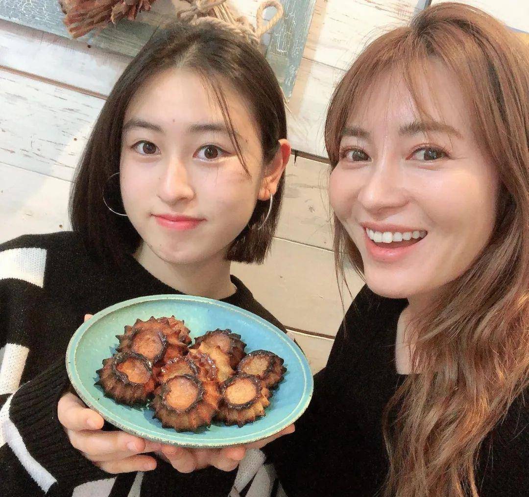 这对母女的颜值 身材和衣品都太绝了 基因实在强大 新山千春 女儿 Ins