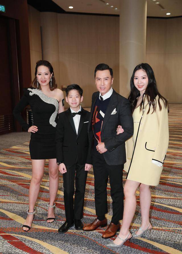 羊羔 甄子丹00后女儿徒有长腿没颜值！素颜和爸爸出行，16岁看着像36岁