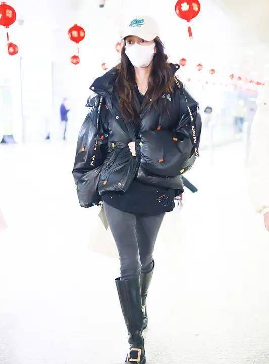 身材苗条 羽绒服多好穿！90斤Angelababy选棉服牛仔裤赶机，身材苗条被追捧