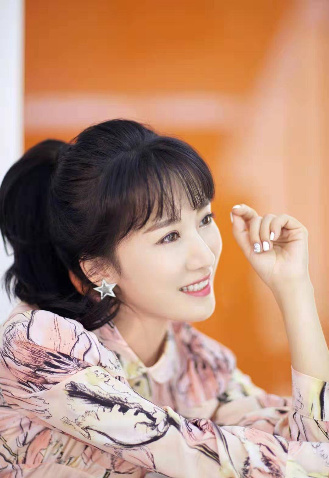 角色34岁李念“少女感十足”,粉嫩裙装演绎人面桃花，百变造型随意切换