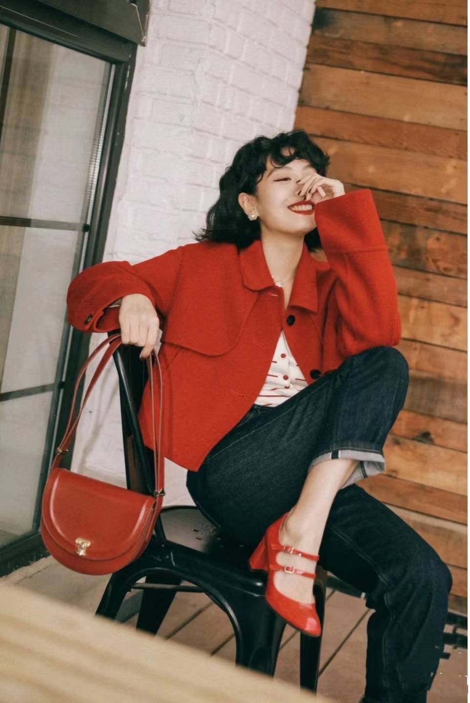 细节 春日复古范，就选“红蓝撞色”，俏皮又精致，做个不一样的姑娘