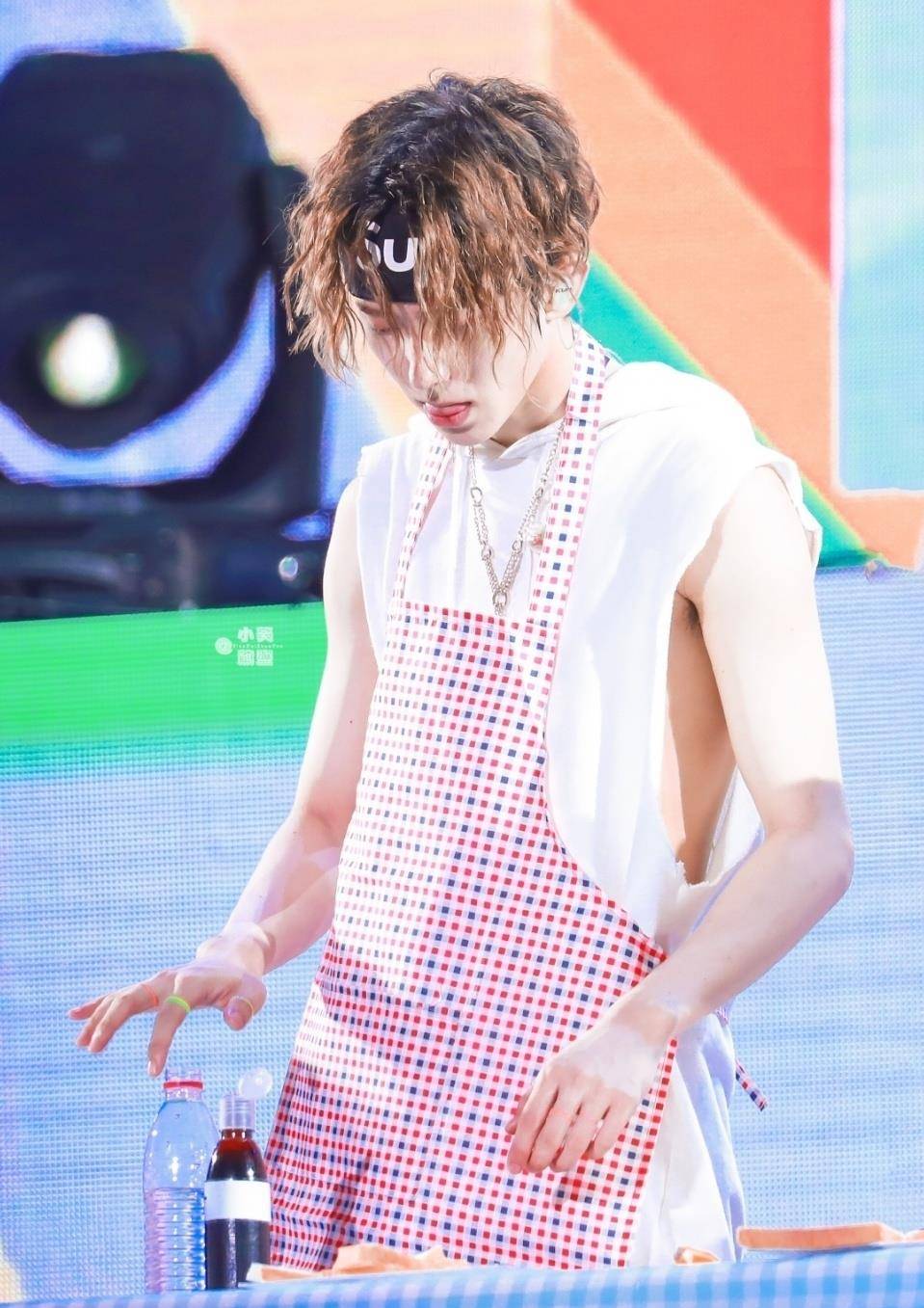 粉色 21岁蔡徐坤出席节目造型来袭，羊毛卷好亮眼，甜崽称号名不虚传