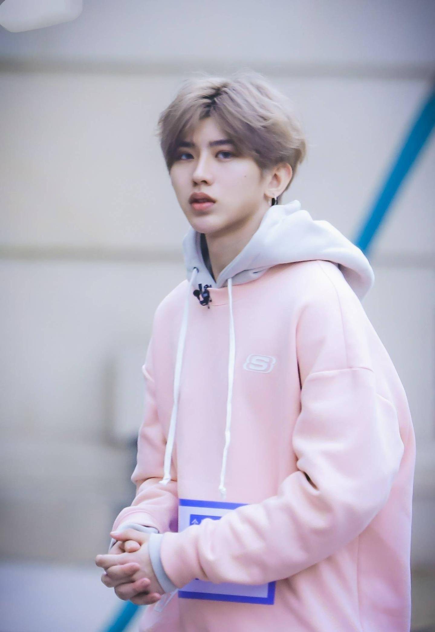 粉色 21岁蔡徐坤出席节目造型来袭，羊毛卷好亮眼，甜崽称号名不虚传