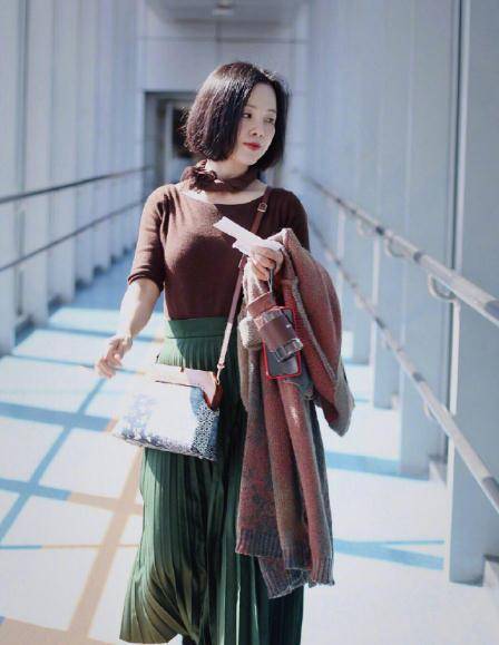 父亲李汶翰喷防晒喷雾，宛若喷灭火器，果然和王一博是亲队友！