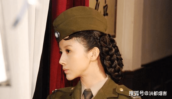 孙菲菲一改往日娇俏玲珑的古典佳丽形象,扮演了潜伏在国民党保密局的