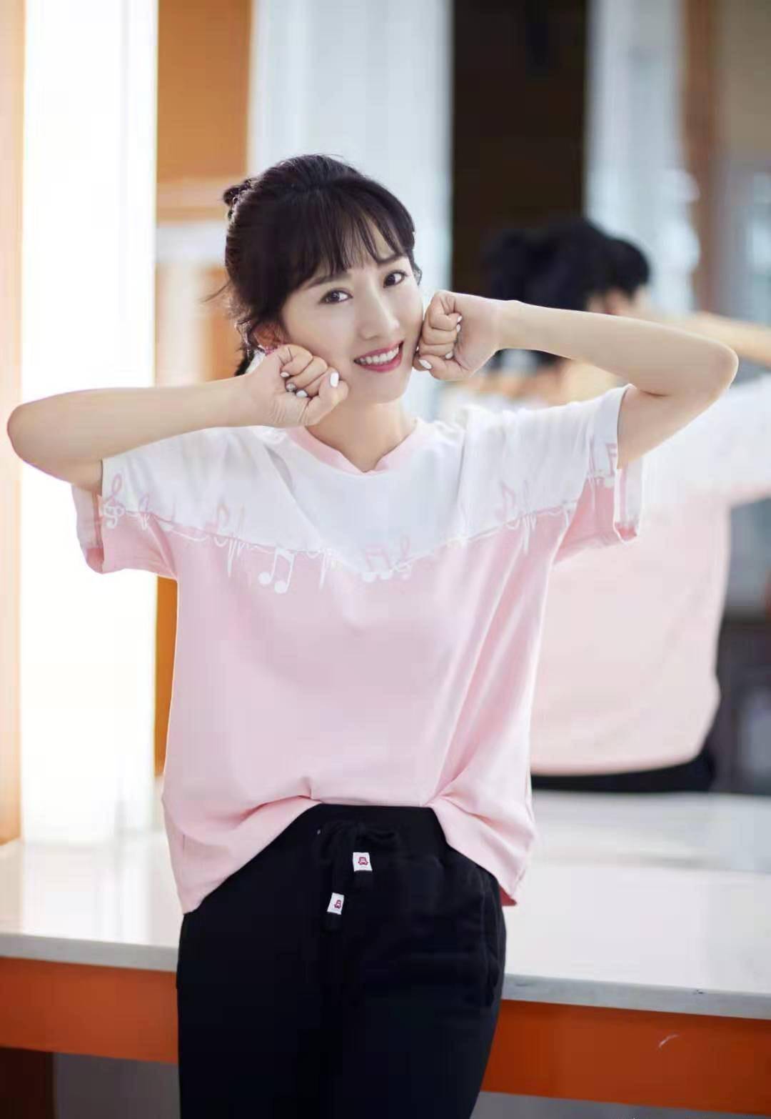 角色34岁李念“少女感十足”,粉嫩裙装演绎人面桃花，百变造型随意切换