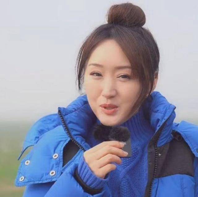 材质 杨钰莹扎丸子头好娇嫩,穿毛衣裙也要秀出细腿,身材太高级了