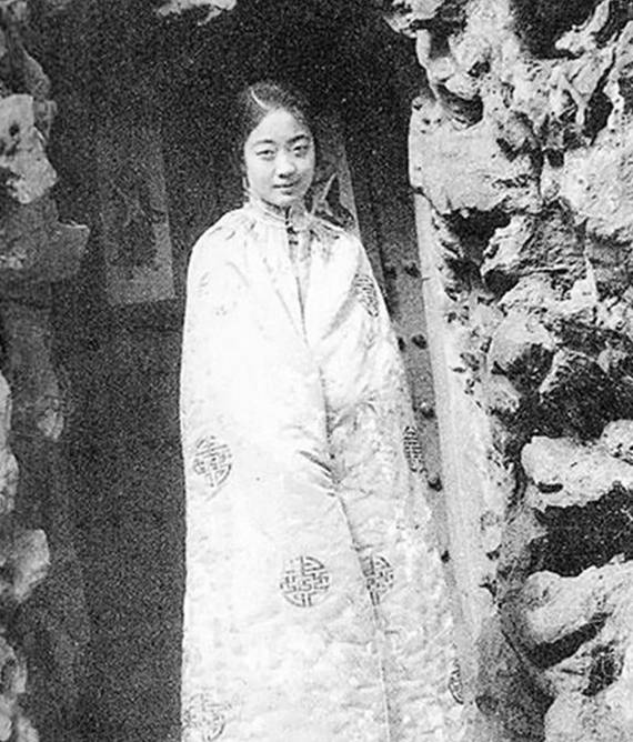 对于婉容,相信大家都不陌生,她是清朝宣统皇帝爱新觉罗.