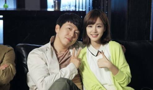 家长|很粘人的哥哥走红，写作业把妹妹放书桌旮旯，妹妹乖巧像洋娃娃