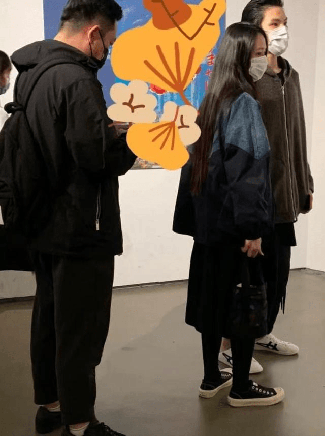 廓形 郭碧婷变黏人精带女儿探班,罕见穿貂却翻车,全程捧肚比向佐还胖