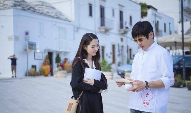 一身 向佐夫妇最新路透照！郭碧婷穿学院风元气满满，35岁嫩回25岁