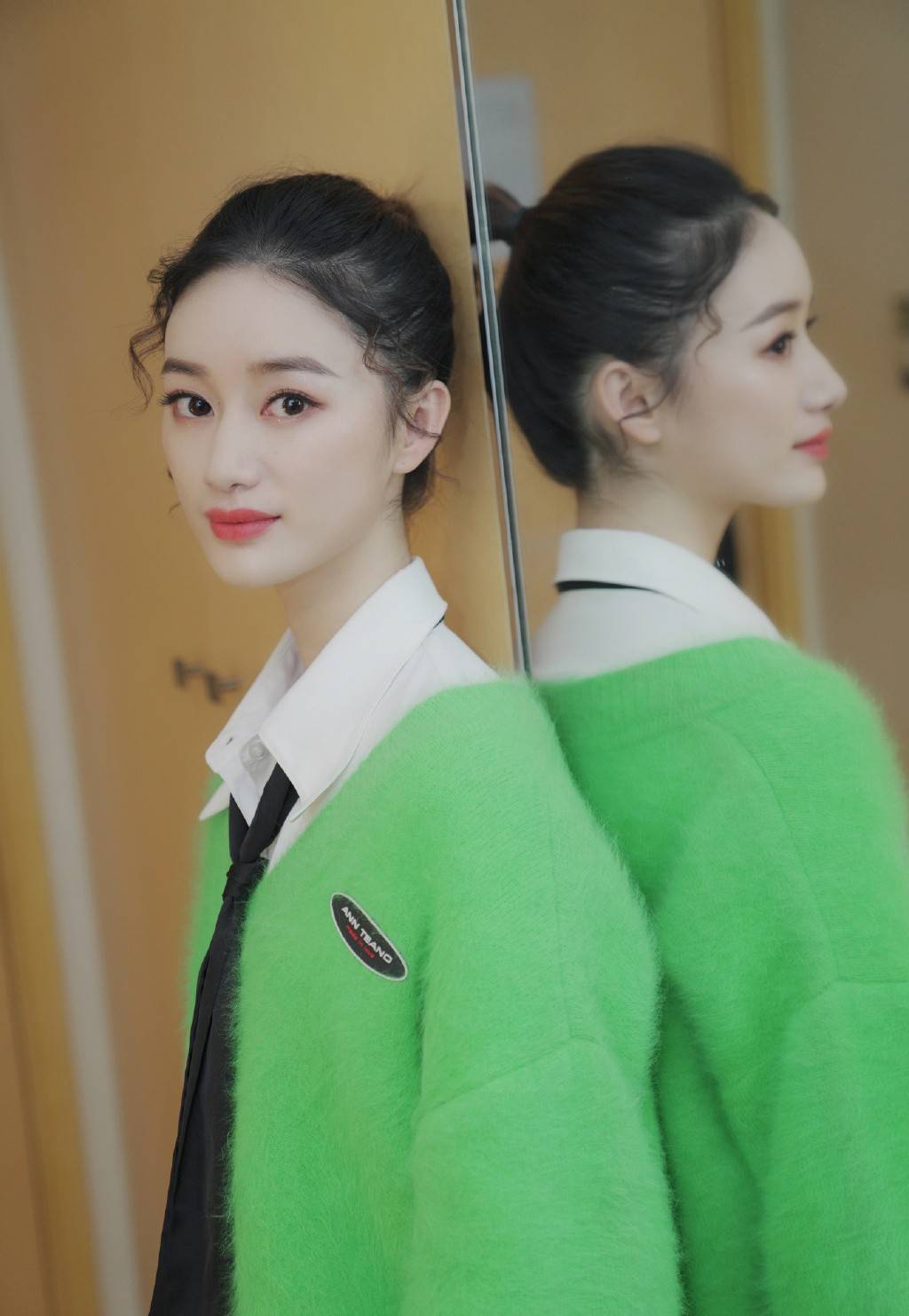 她是唐嫣刘诗诗伴娘,今穿绿色针织衫配短裙,26岁美成清新少女_郭晓婷