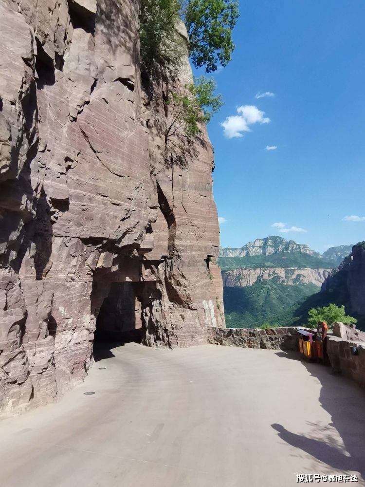 全国七条挂壁公路之一太行山隧道之父绝壁长廊天堑变通途