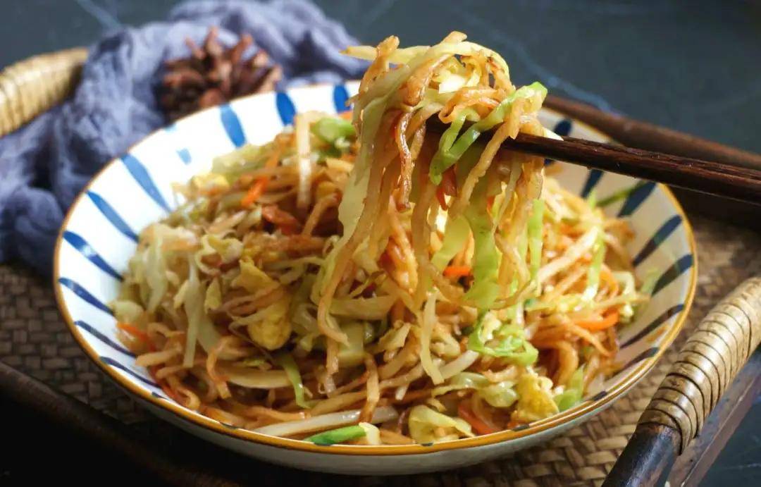 炒饼丝这样做香软可口孩子一碗不够吃