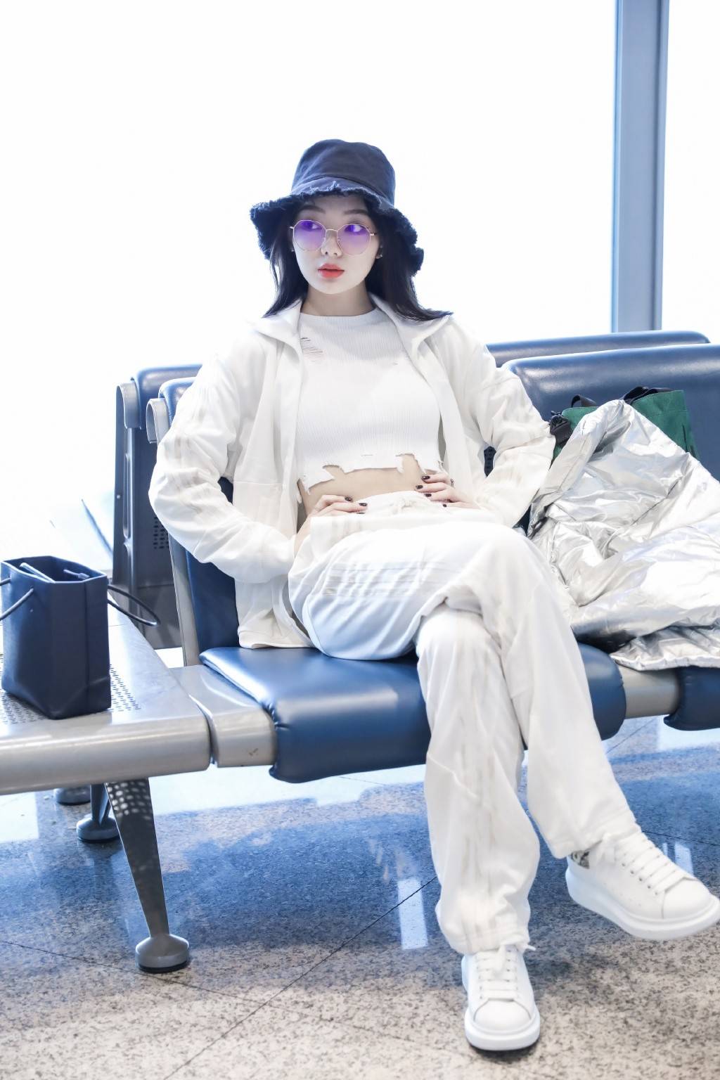 李紫婷真是会穿,白色运动服内搭露脐针织衫,秀小蛮腰抢镜十足_下身