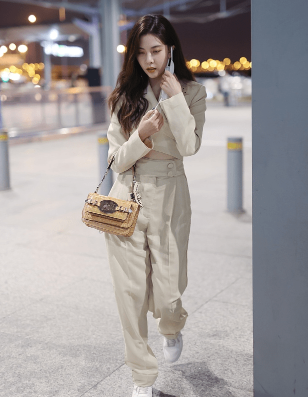 服装 宋妍霏这西装挺心机，短款+交叉设计显出小蛮腰，就是裤子挺显胖