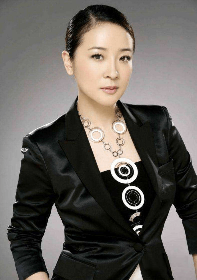 原创陈小艺我虽然有绯闻但我余生都不会辜负结婚24年的轮椅丈夫