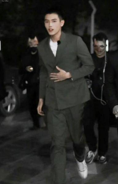 新综|严敏新综开录，黄子韬、张若昀西装革履走红毯，岳云鹏被“孤立”