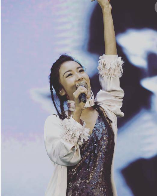 鼻梁有一种“整容”叫吉克隽逸卸妆,素颜曝光后:要是不化妆早红了