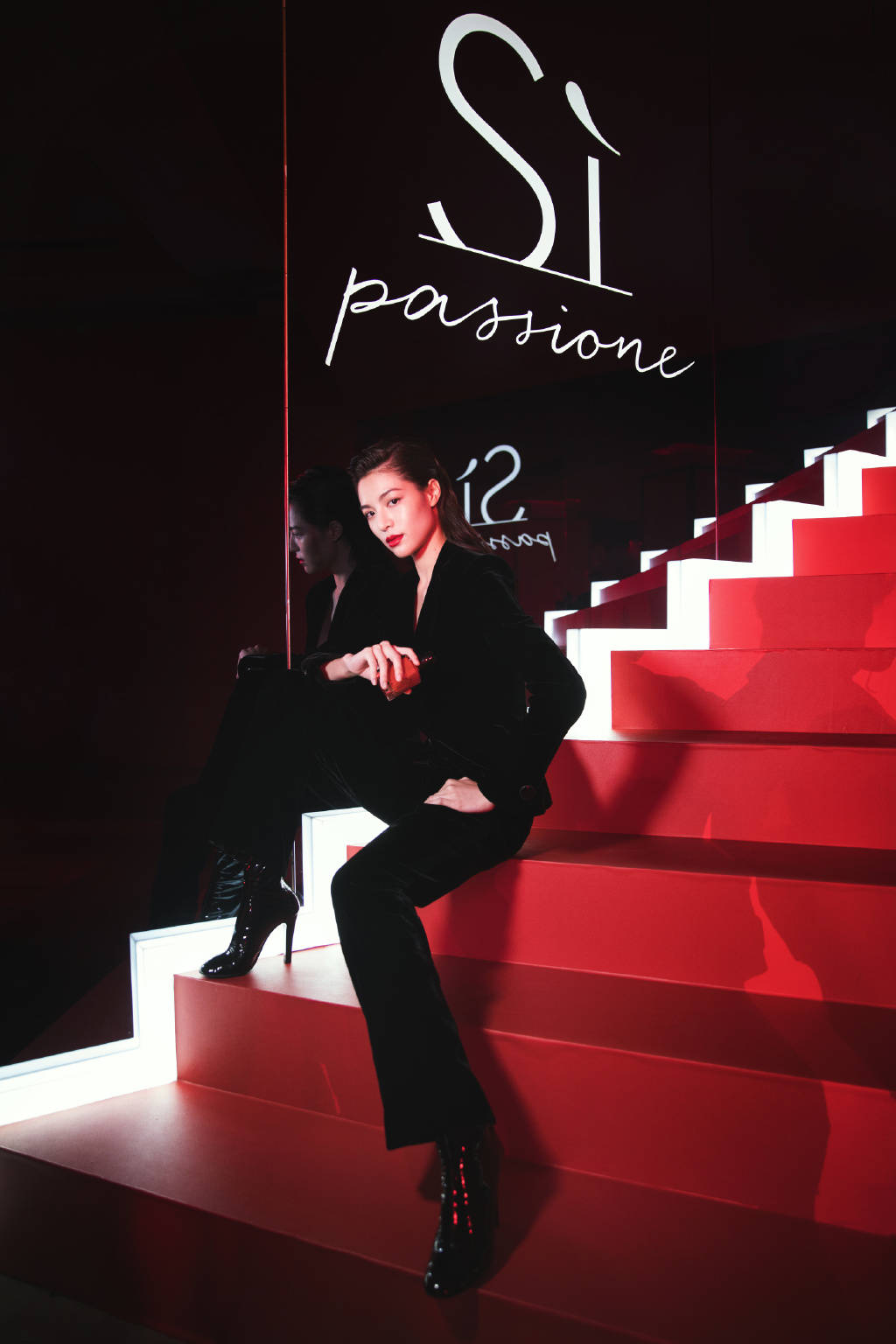 钟楚曦 她演的聂小倩一袭红色纱裙，今穿背心工装裤，配酒红色口红超霸气