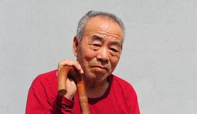 生活男性50岁以后眉毛变长，表明什么呢？