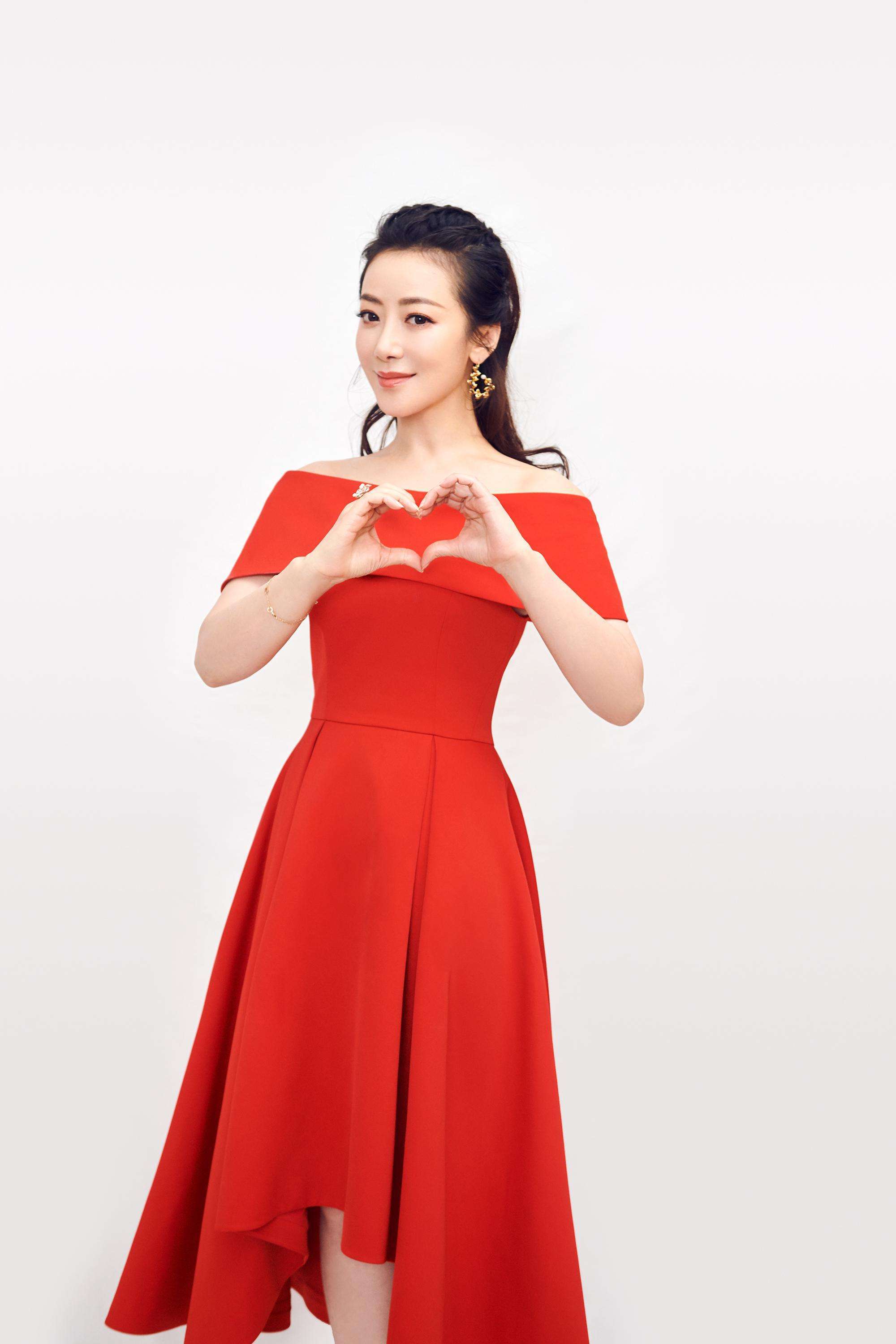 陈紫函出席活动,穿黑色v领茶歇裙配高跟鞋,性感又不失优雅