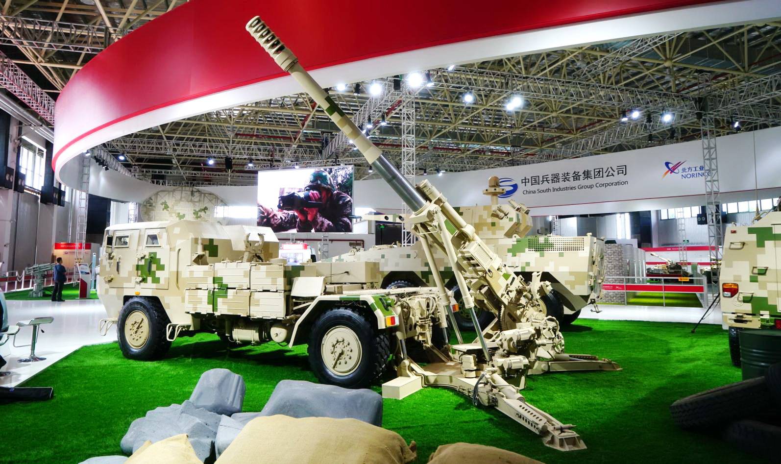 122mm口径榴弹炮处于折叠收放状态,炮口与驾驶舱顶部平行,侧向弹药箱