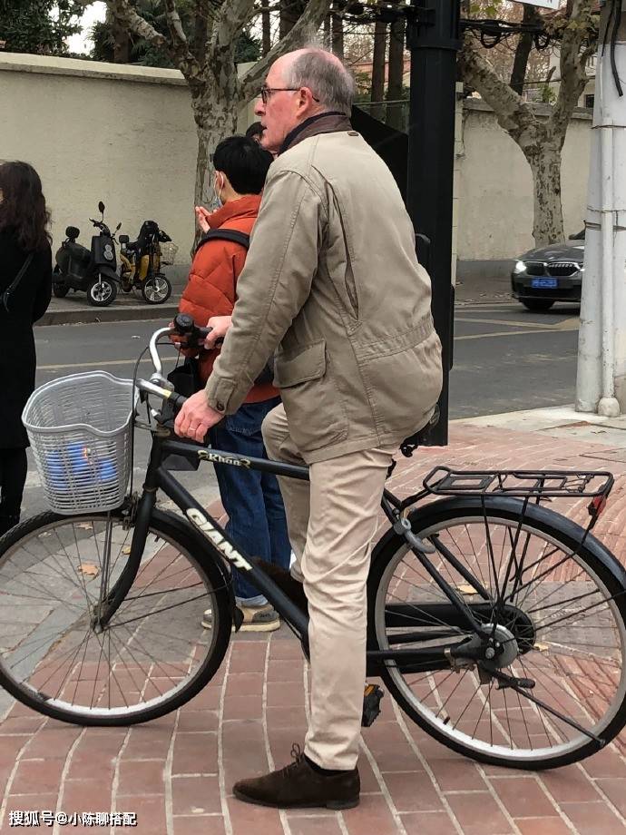 褐色 上了年纪的男人，建议多穿这3种颜色，高级有格调