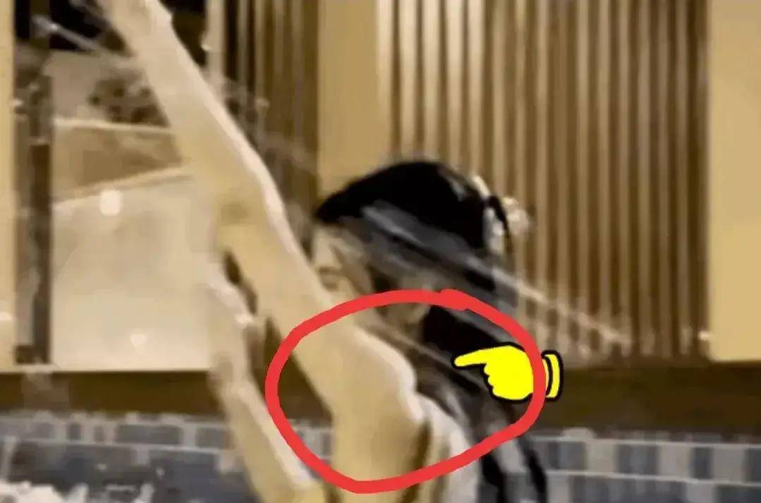 直角鞠婧祎罕见无刘海照曝光！用玻酸注射肩膀？为了美也太狠了