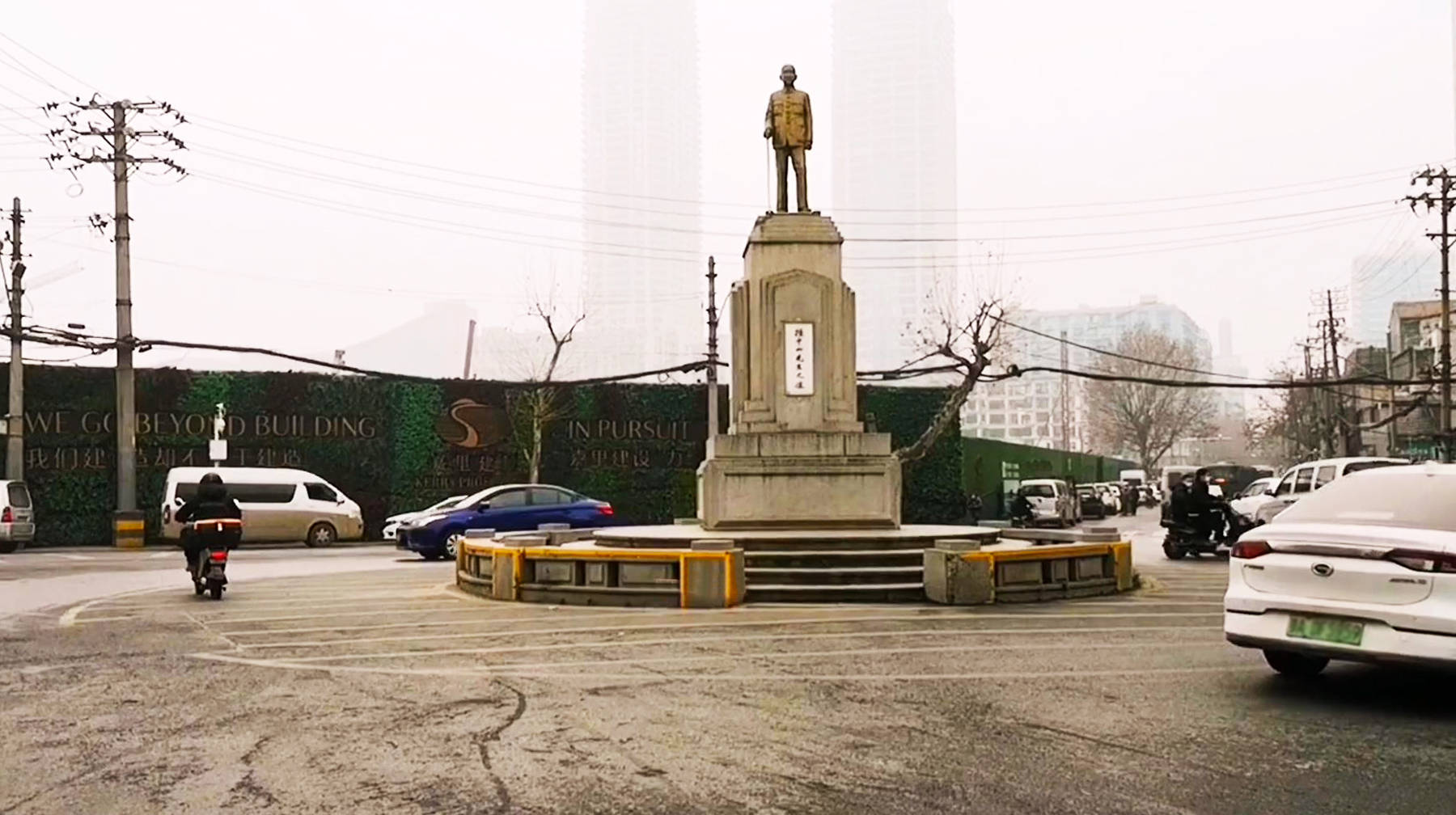 原创立在闹市大街上随拍武汉城区这座铜人像承载一代人的文化记忆