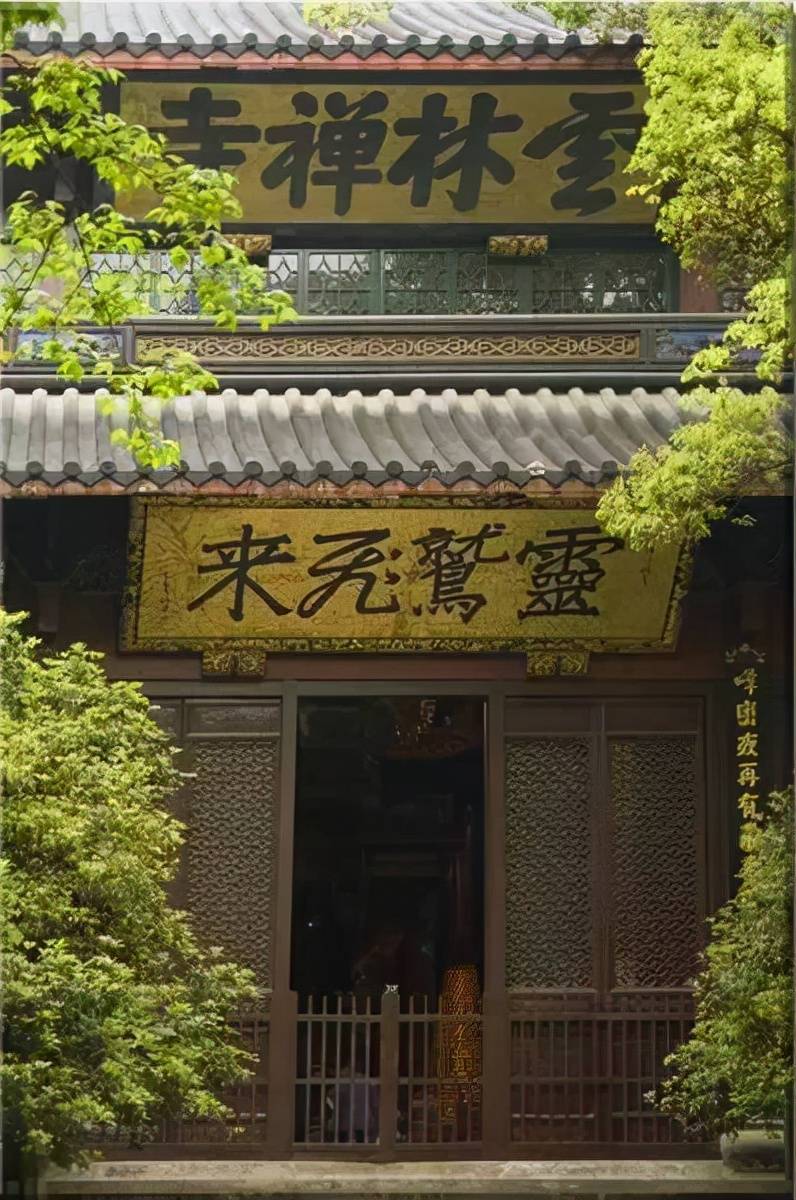 有一次,康熙到杭州灵隐寺参观考察,寺里的长老请康熙题字.