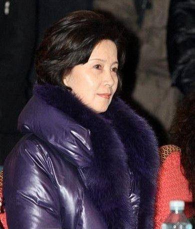 张伟欣:事业巅峰期抛夫弃女,支持女儿李小璐离婚,她人生太精彩_事情