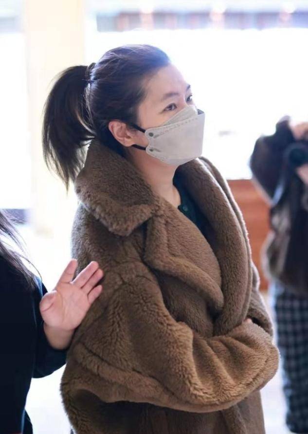 上海 Selina怎么胖这么多,年后罕见来上海,脖子几道肉还穿泰迪熊大衣