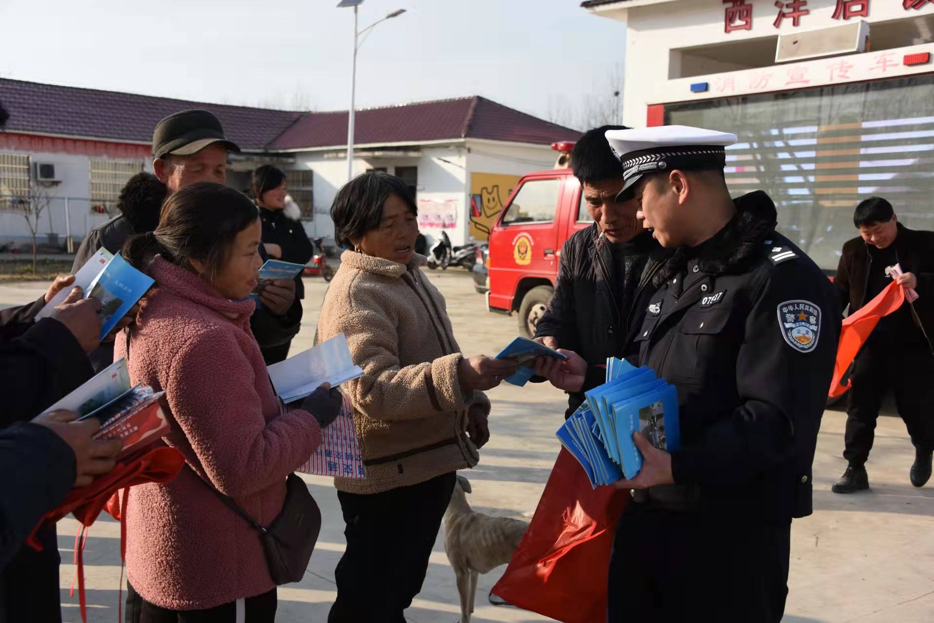 平舆交警开"大篷车"开展"美丽乡村行"交通安全巡回宣讲活动