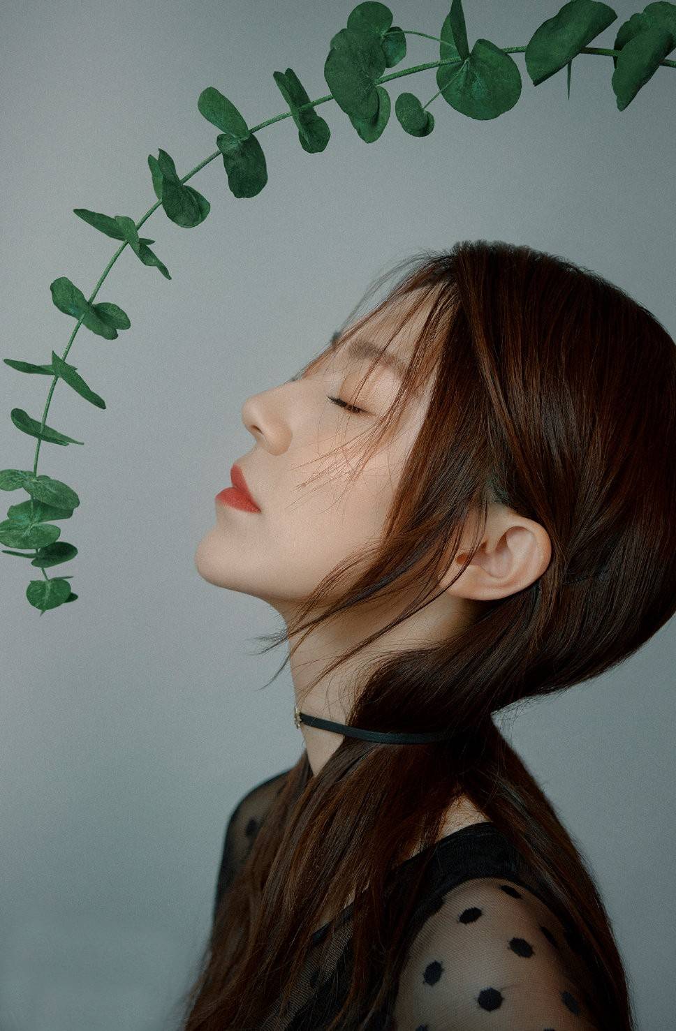 黄梦莹不得了啦,单单侧脸照就赠足眼球,精致的五官配上得体的妆容