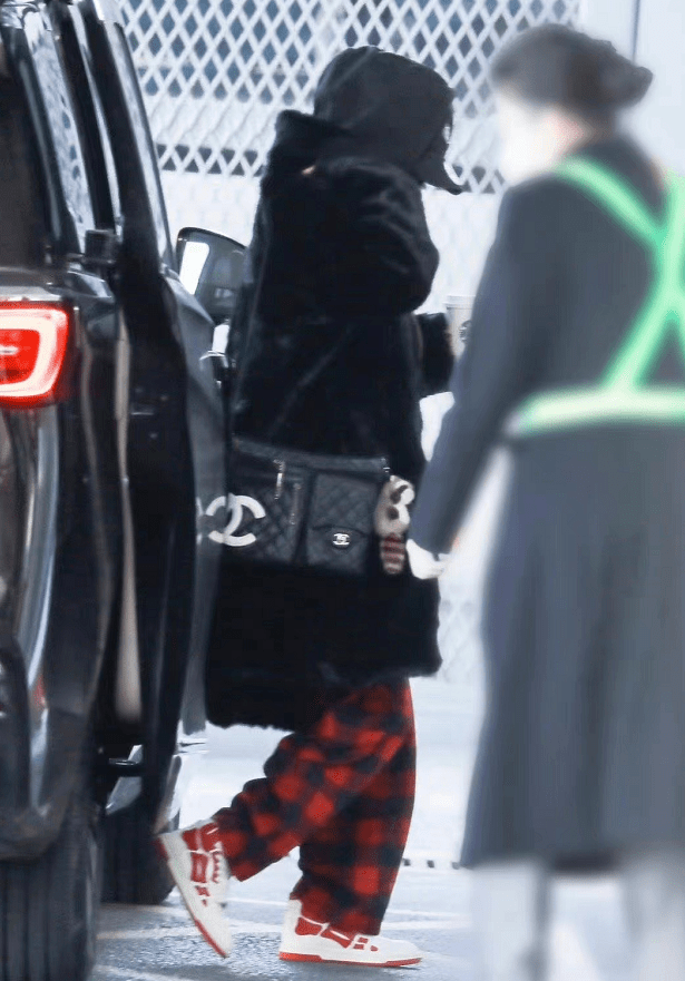 绝版 杨幂穿搭太抢镜,身背高价绝版“二手包”,小挂件让粉丝秒抢空