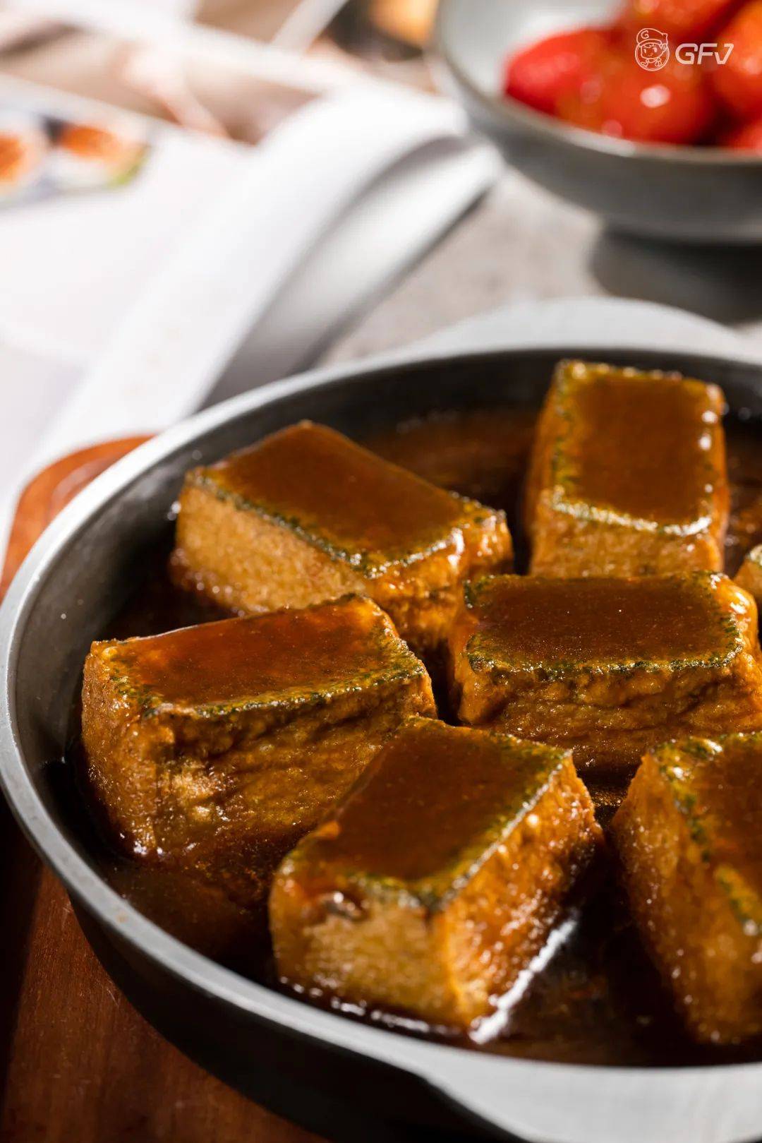 organic black bean curd with abalone sauce鲍汁有机黑豆腐呈金红色