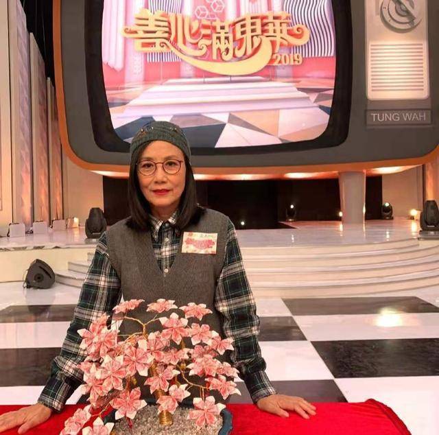 活动72岁汪明荃近照曝光，身材纤细精神好，一袭红衣气场全开