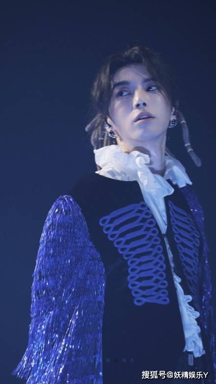 原创华晨宇晒长发照锁骨纹玫瑰秀性感网友劝分不清性别阳刚一点