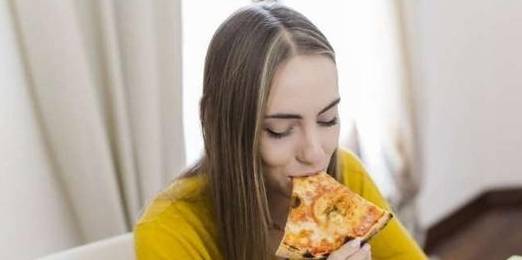 消耗|失眠竟然和饮食也有关系，研究显示难以入睡的女性“吃得过多”