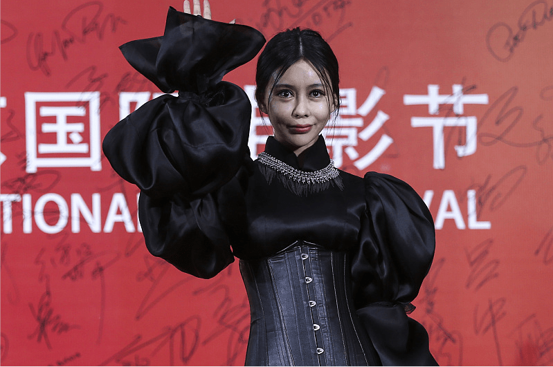 黑色 巩新亮为了上镜也是拼了，穿这么夸张的裙子出席活动，别说还挺美的