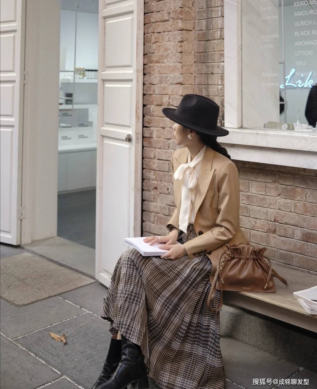 下半身 好看的早春通勤穿搭，“西装+半身裙”优雅又显瘦，时尚又养眼