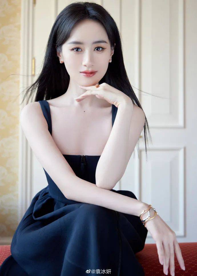 原创美女袁冰妍穿吊带衣裙超惊艳雪肤玉貌太性感撩人