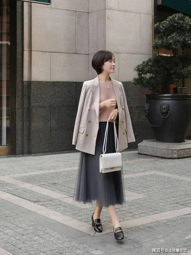 下半身 好看的早春通勤穿搭，“西装+半身裙”优雅又显瘦，时尚又养眼