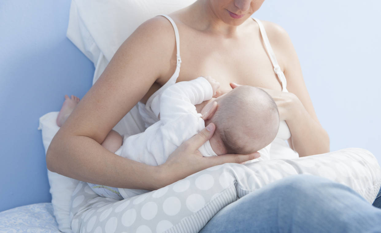 哺乳妈妈乳房上有白泡,能用针挑破吗？