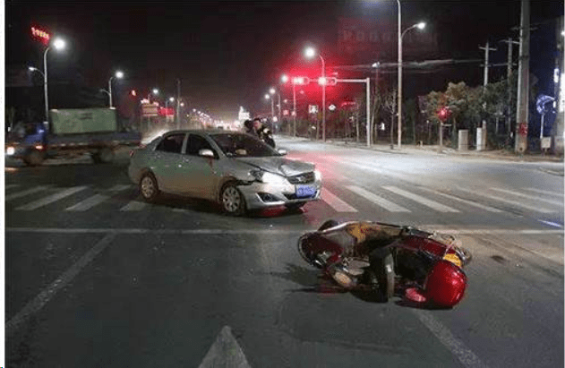 电动车出车祸图片夜晚图片