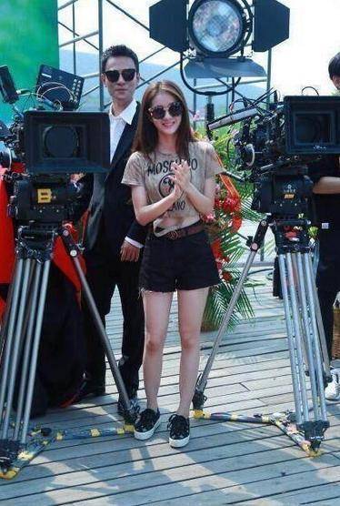 一身 唐艺昕太任性了！裹层“牛皮纸”就走机场，这么穿张若昀答应吗？